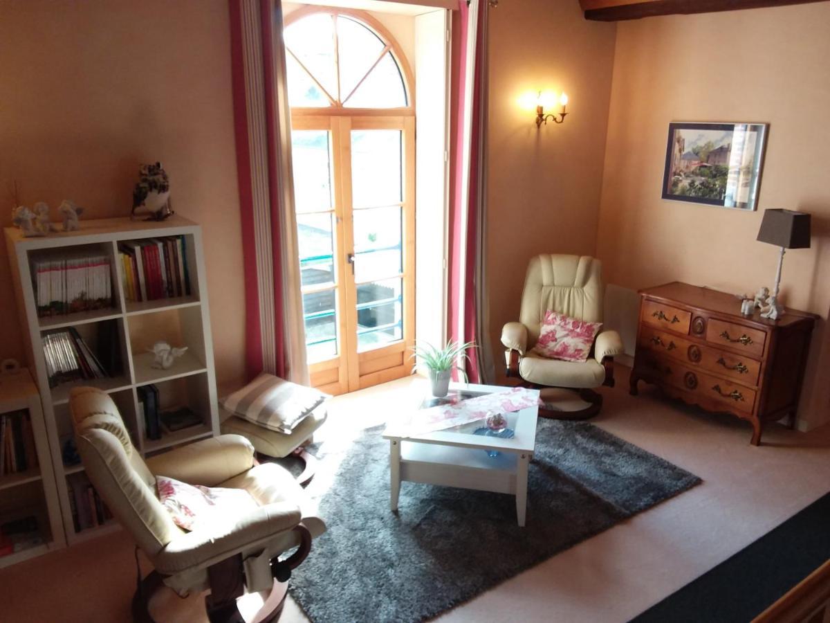 Le Moulin De Meral Montsûrs Kültér fotó